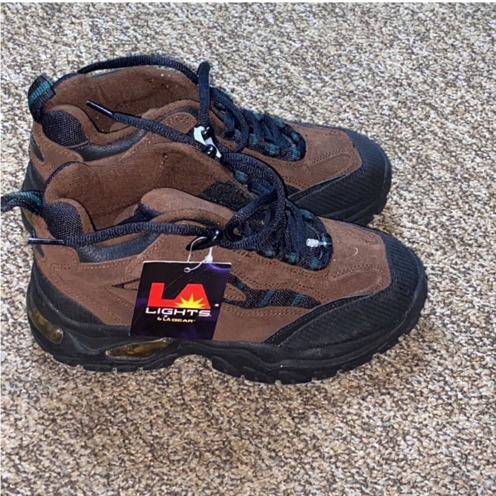 Super Rare VTG, 1999 LA GEAR Leather Upper Suede Unisex Size 3.5 US